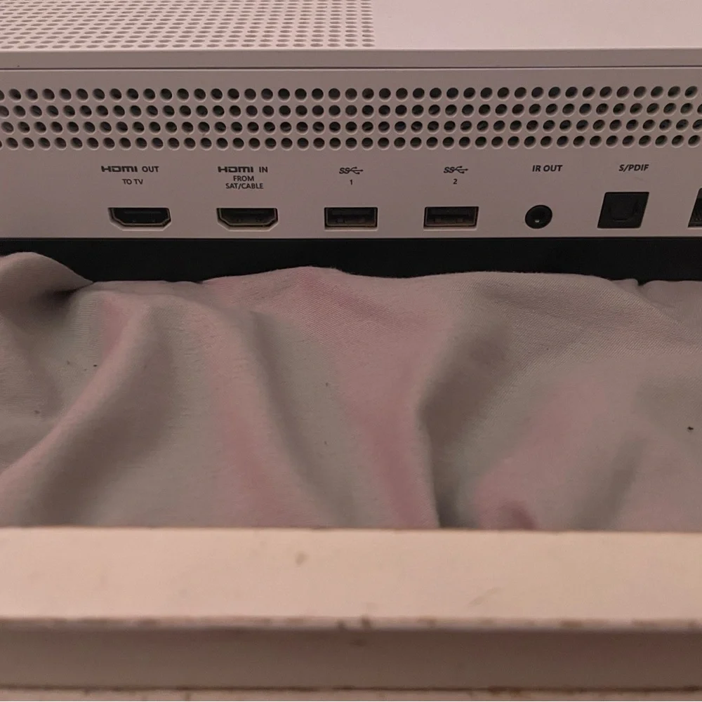 Xbox one- hdmi include not photographed